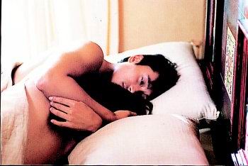 李秉宪李美妍激情床戏《中毒》激情床戏长达八分多钟,一刀不剪详尽表现叔嫂之间激情,李秉宪背部全裸,李美妍也拒用替身。