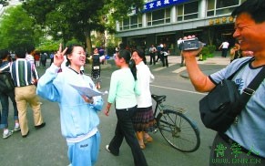 2008年6月７日，北京八中，走出考场的学生向家长做出胜利的姿势。当天，全国高考举行。记者 王申 摄