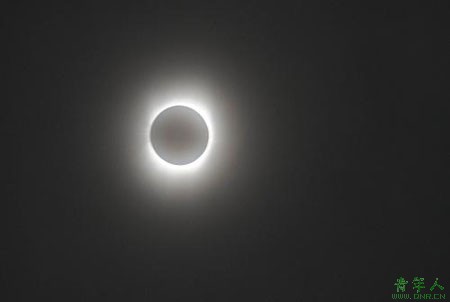 Total solar eclipse is seen in southwest China's Chongqing Municipality, at 9:16 a.m. on July 22, 2009(Xinhua)