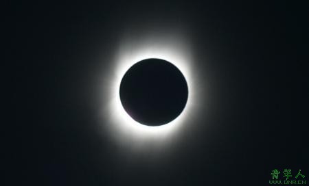 The moon passes between the sun and the earth during a total solar eclipse in the northern Indian city of Varanasi July 22, 2009. The longest total solar eclipse of the 21st century began its flight on Wednesday across a narrow path of Asia, where it was expected to darken the skies for millions of people for more than six minutes in some places. (Agencies)