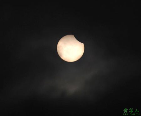 Solar eclipse is seen in Beijing, capital of China, on July 22, 2009(Xinhua)