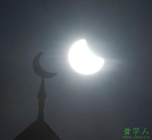 Solar eclipse is seen in Yinchuan, capital of northwest China's Ningxia Hui Autonomous Region, on July 22, 2009(Xinhua)