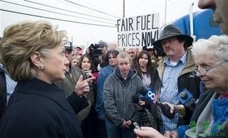 US Democratic presidential hopeful, Sen. Hillary Rodham Clinton, D-NY, speaks to truck drivers protesting the price of fuel outside of the Capitol Diner in Harrisburg, Pa., Monday, March 31, 2008. [Agencies]