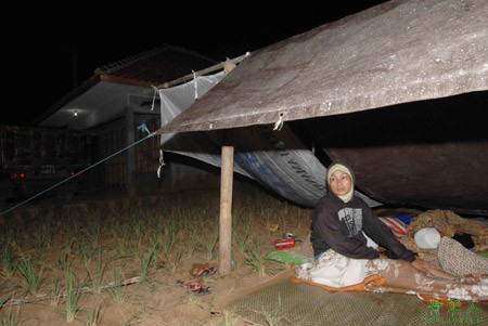 Indonesian quake-stricken people in deep sorrow for family's losses
